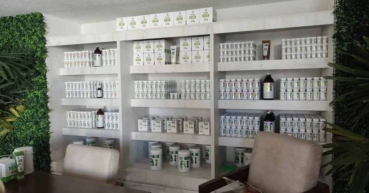 Anaqueles con productos Proher Natura en un centro de distribución